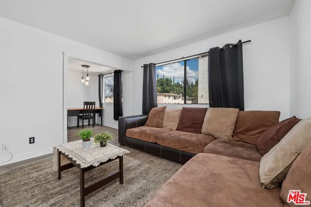 18415 Collins St, Tarzana, CA 91356