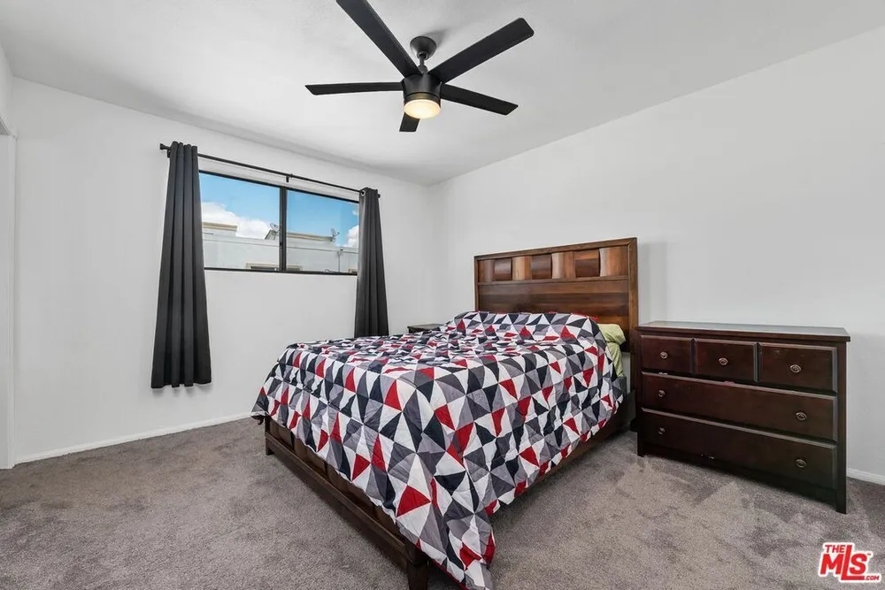 18415 Collins St, Tarzana, CA 91356