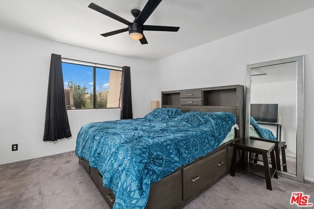 18415 Collins St, Tarzana, CA 91356