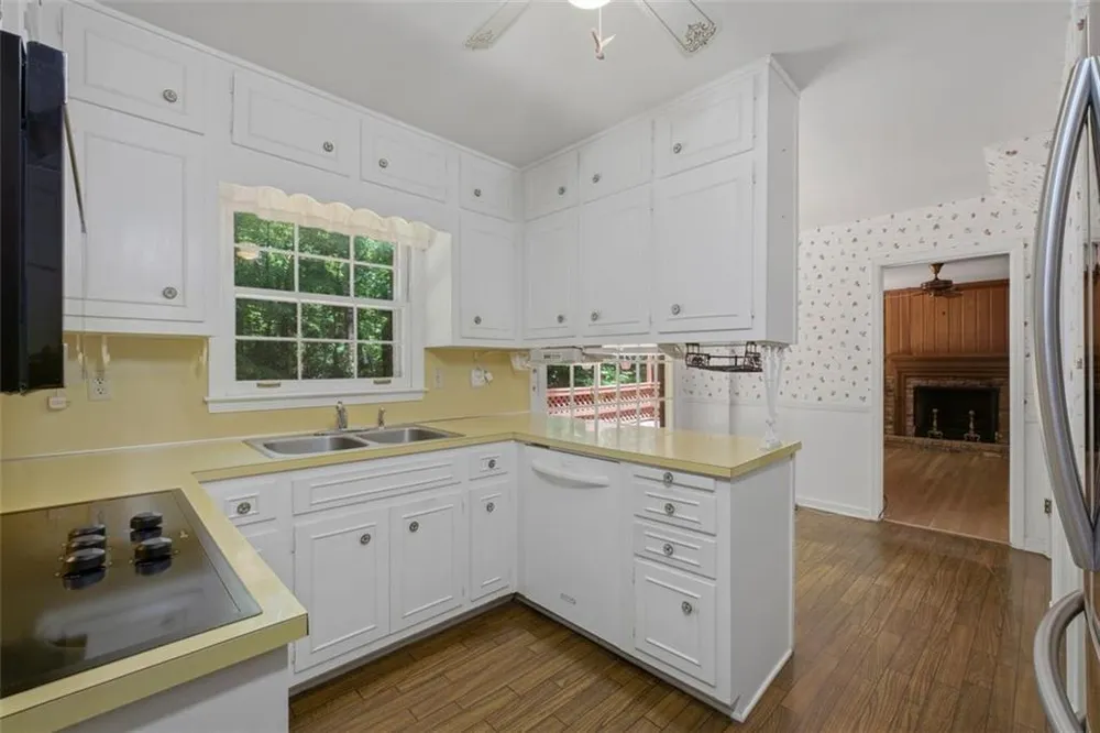 92 Brandon Ridge Dr, Sandy Springs, GA 30328