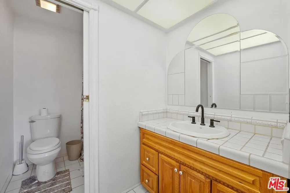 18415 Collins St, Tarzana, CA 91356