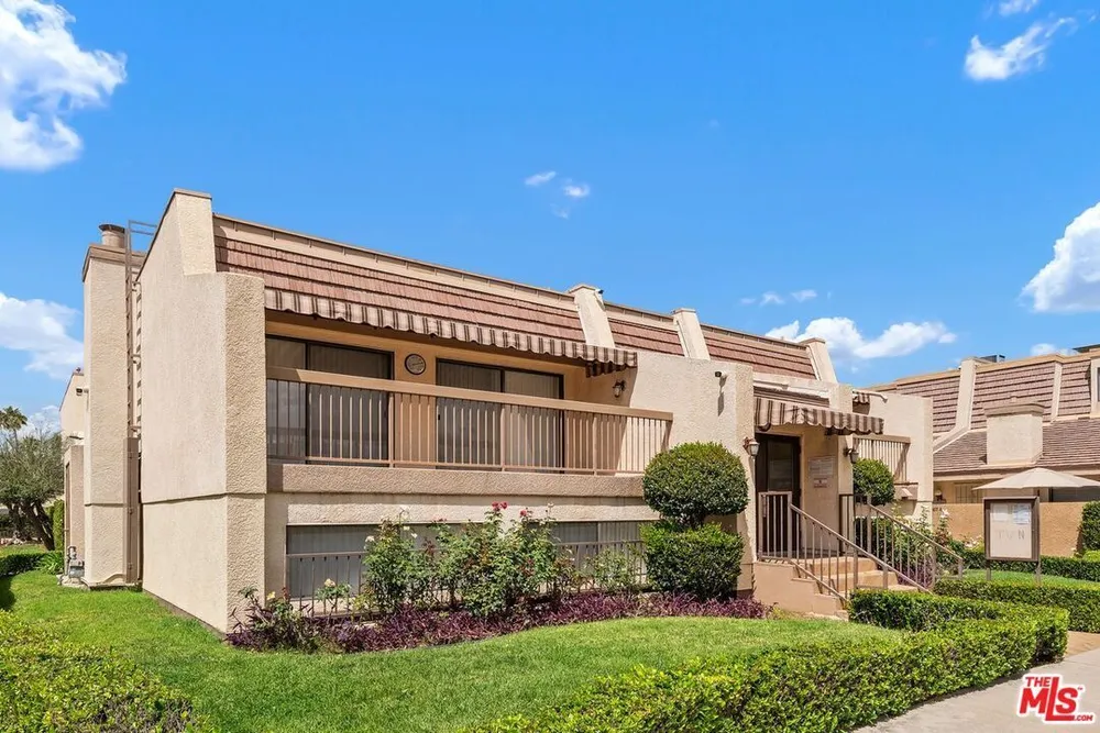 18415 Collins St, Tarzana, CA 91356