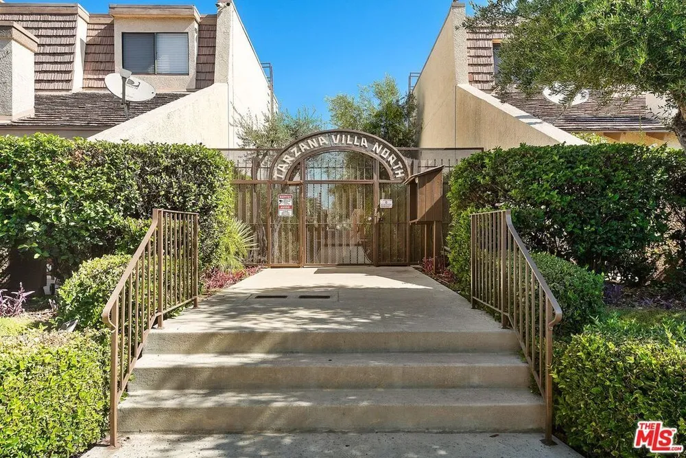 18415 Collins St, Tarzana, CA 91356