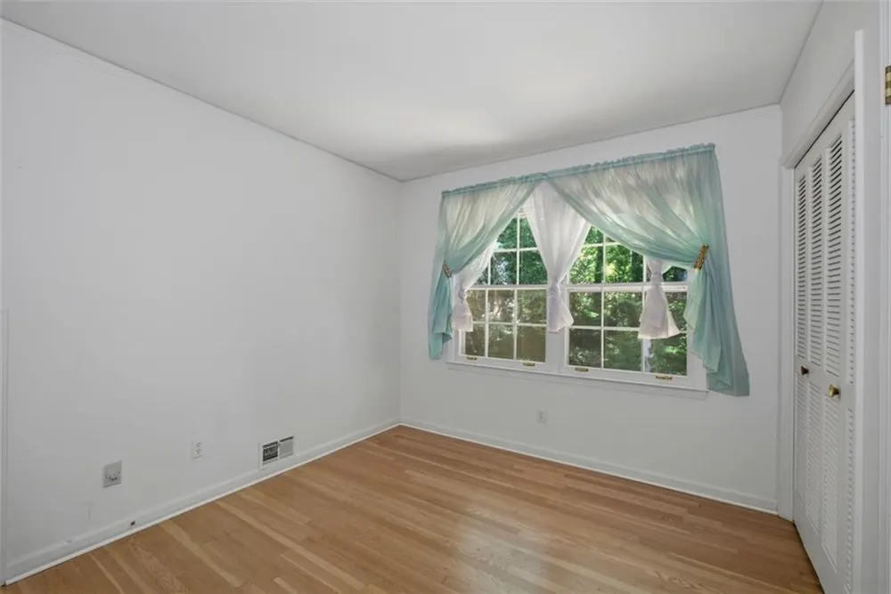 92 Brandon Ridge Dr, Sandy Springs, GA 30328