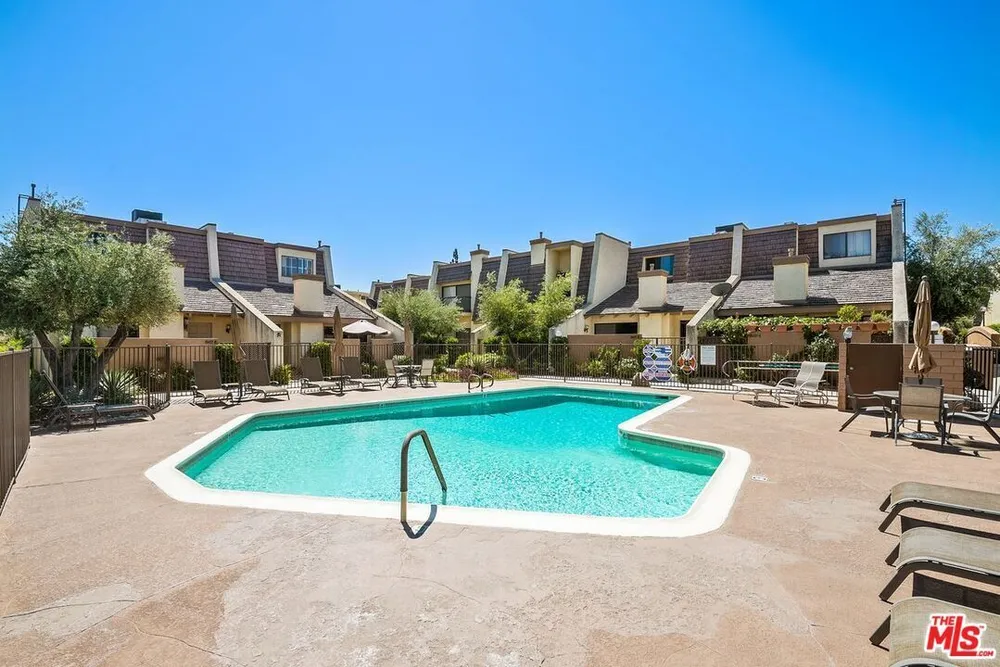 18415 Collins St, Tarzana, CA 91356