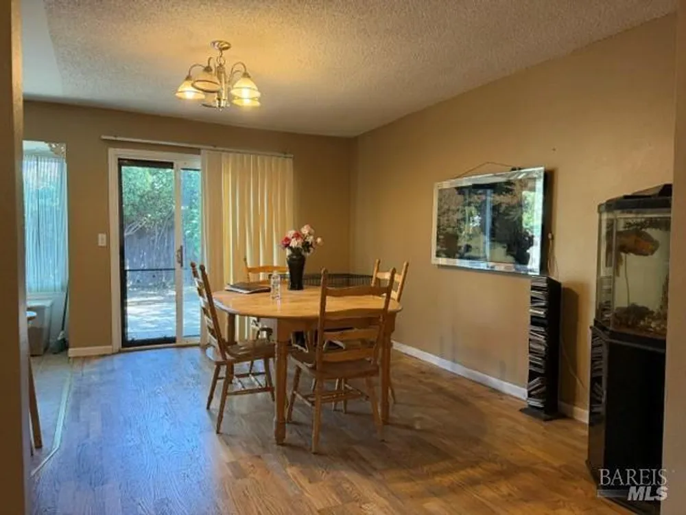 640 E Creekside Circle, Dixon, CA 95620