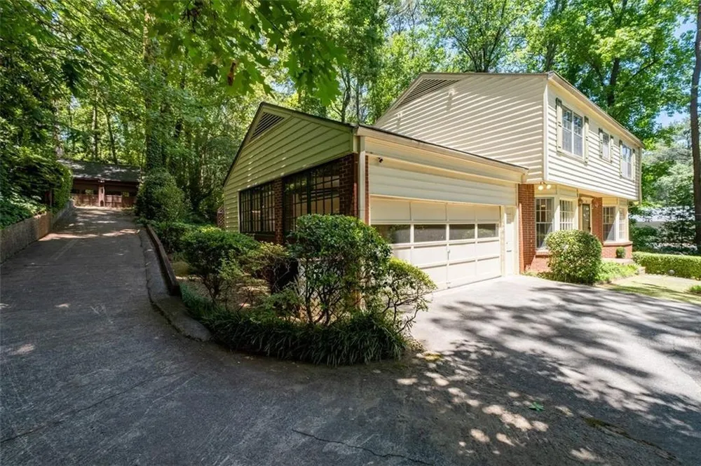 92 Brandon Ridge Dr, Sandy Springs, GA 30328