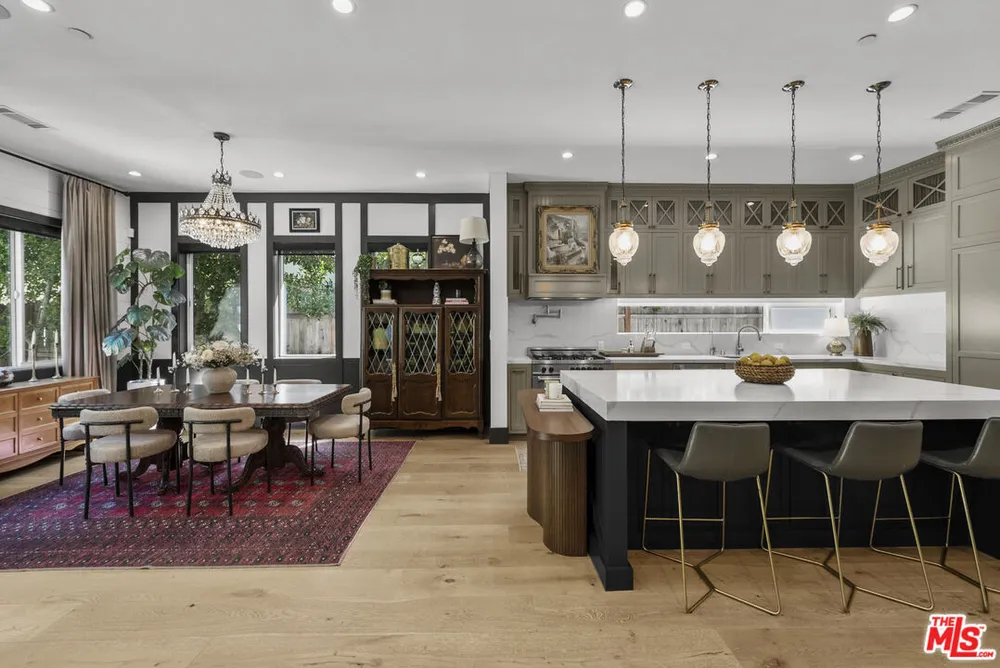 13431 Weddington St, Sherman Oaks, CA 91401