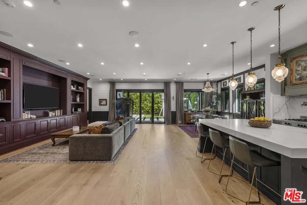 13431 Weddington St, Sherman Oaks, CA 91401