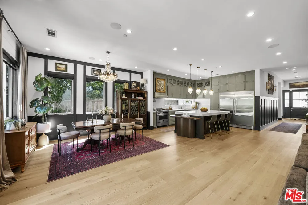13431 Weddington St, Sherman Oaks, CA 91401