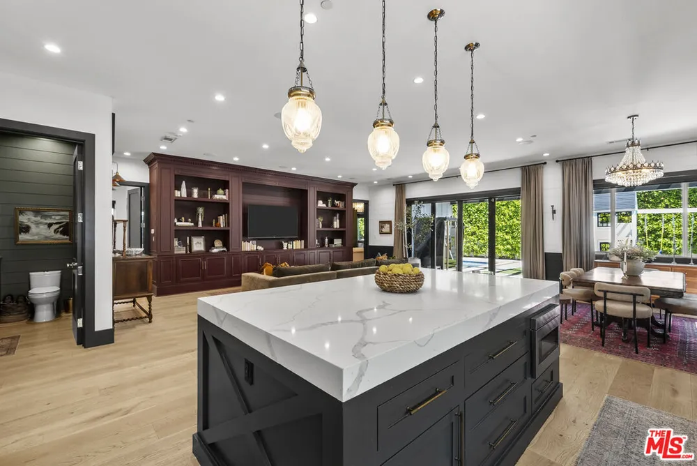 13431 Weddington St, Sherman Oaks, CA 91401