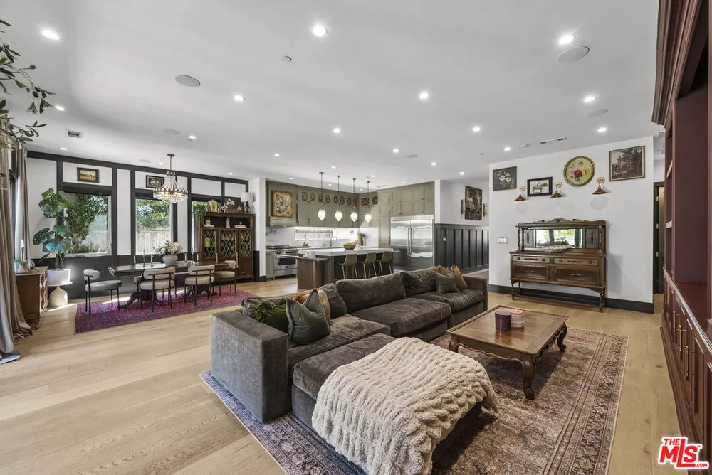13431 Weddington St, Sherman Oaks, CA 91401