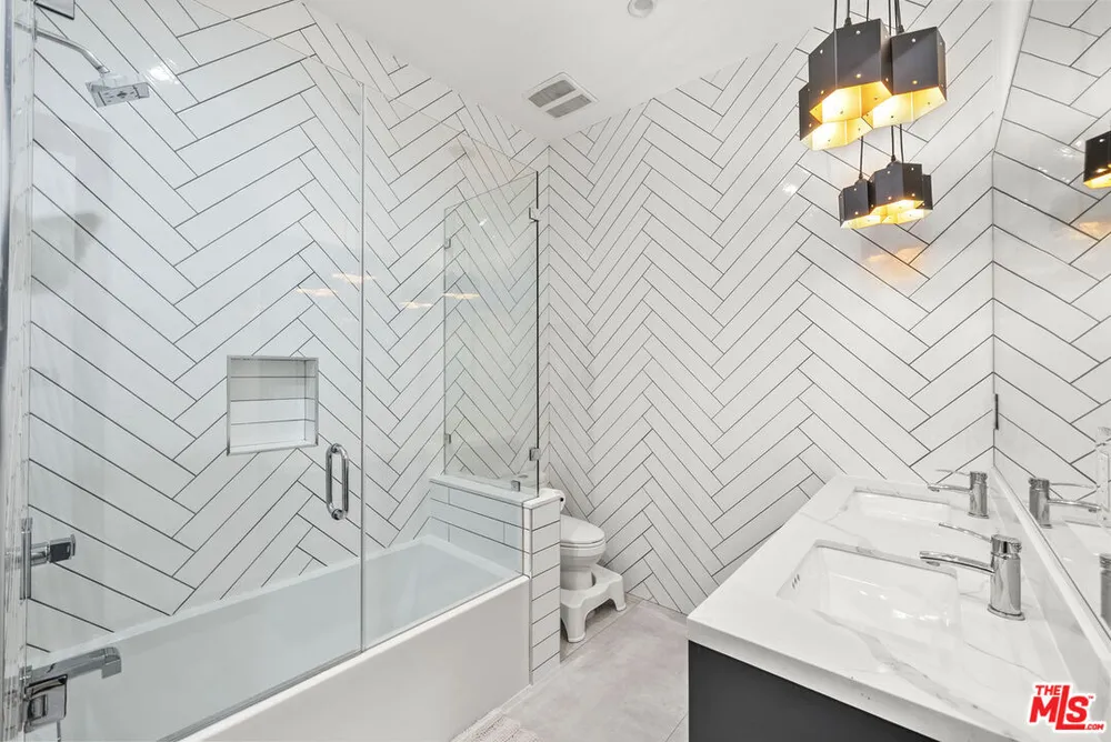 13431 Weddington St, Sherman Oaks, CA 91401