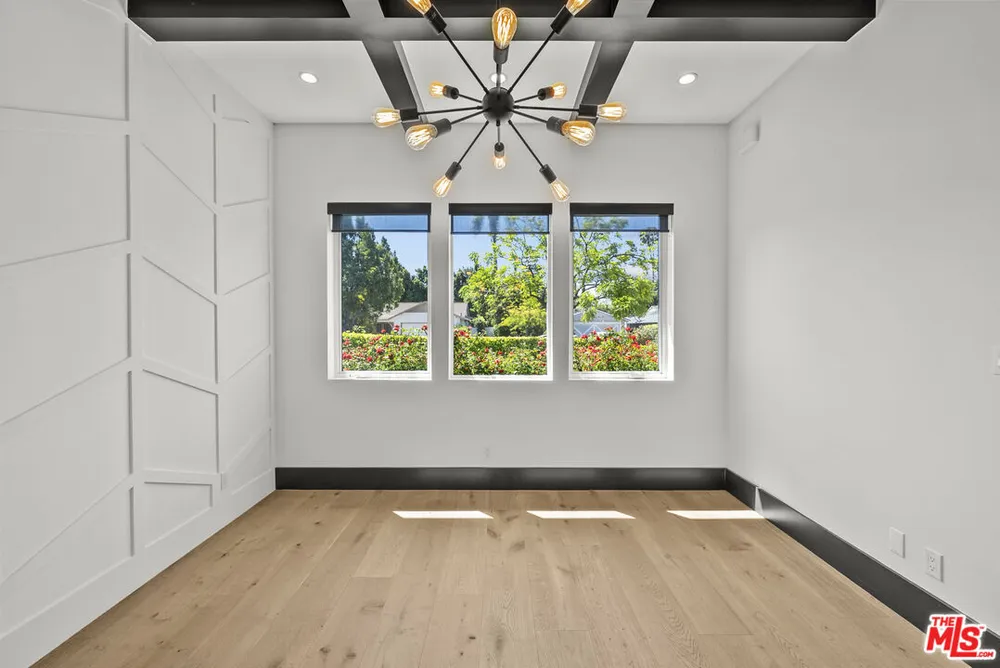 13431 Weddington St, Sherman Oaks, CA 91401