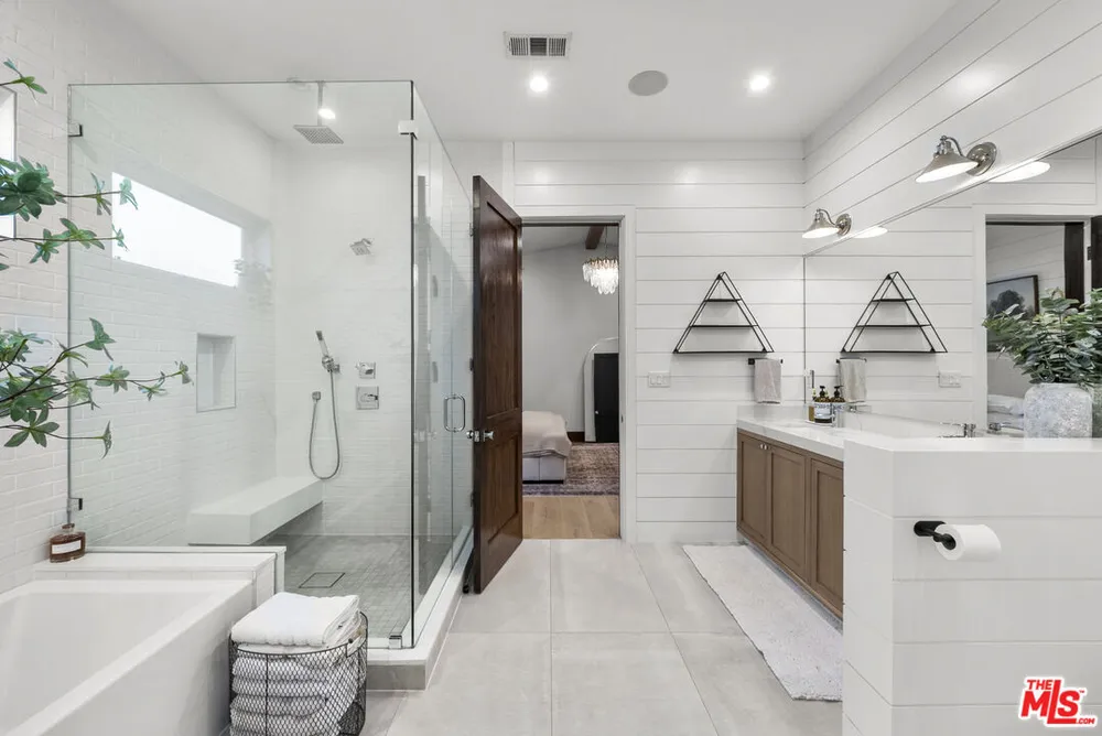 13431 Weddington St, Sherman Oaks, CA 91401