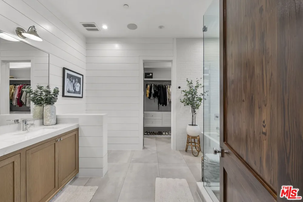 13431 Weddington St, Sherman Oaks, CA 91401