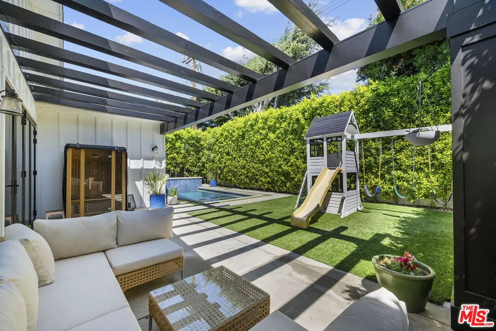 13431 Weddington St, Sherman Oaks, CA 91401