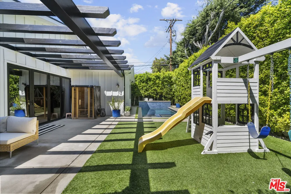 13431 Weddington St, Sherman Oaks, CA 91401
