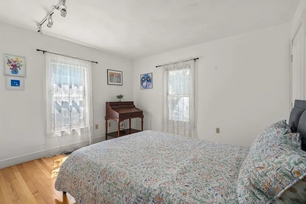 5 Spring St, Medfield, MA 02052