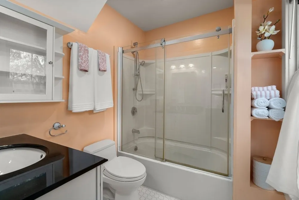 5 Spring St, Medfield, MA 02052