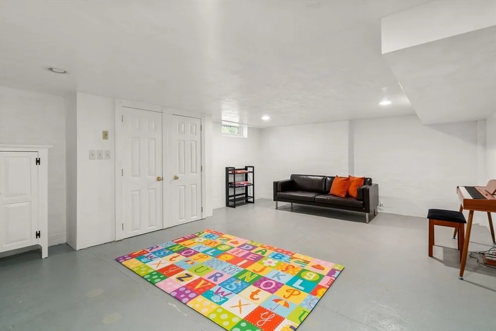 5 Spring St, Medfield, MA 02052