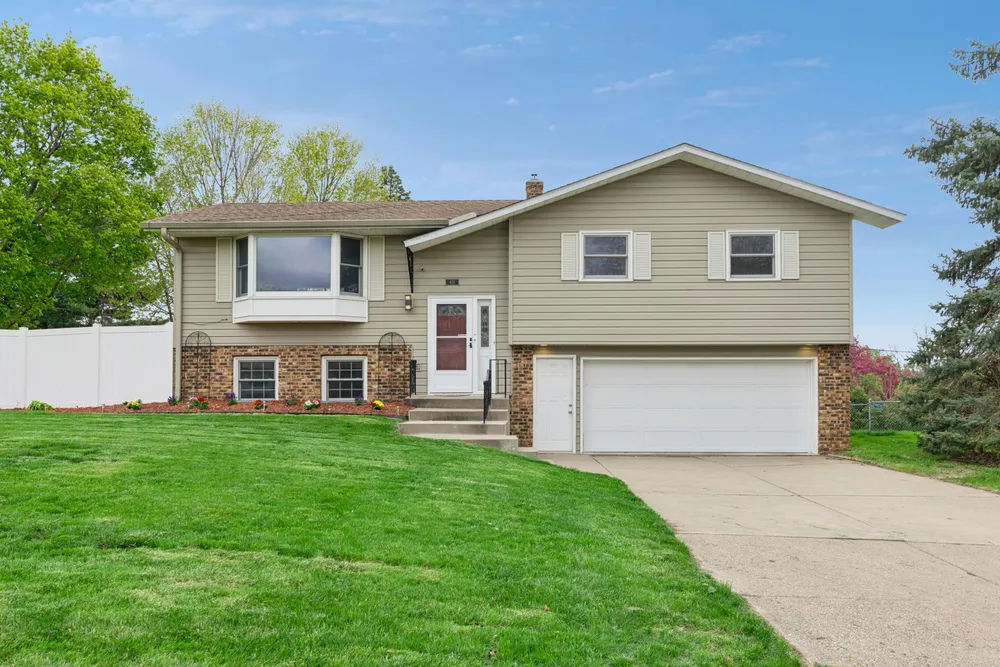 631 Greenway Ave N, Oakdale, MN 55128