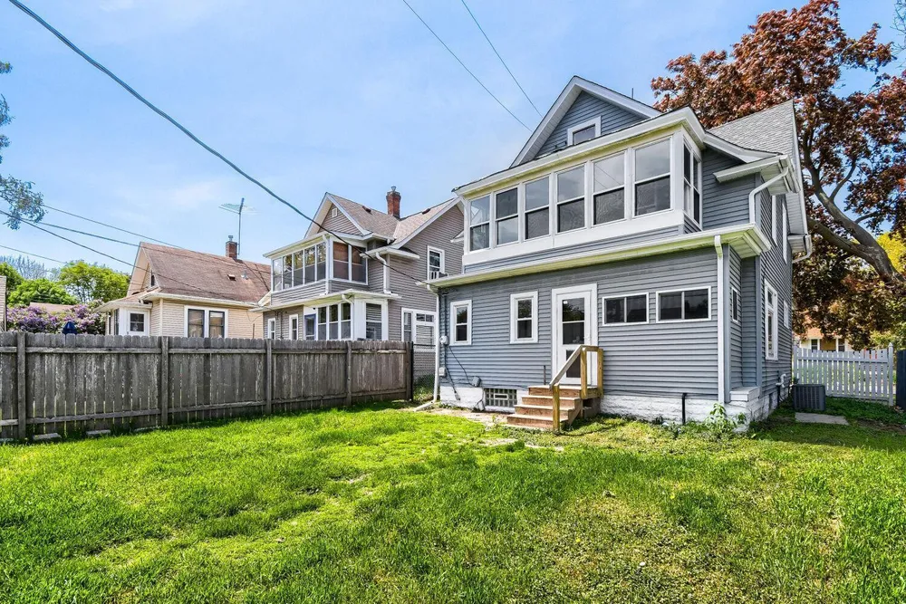 822 Smith Ave S, Saint Paul, MN 55107