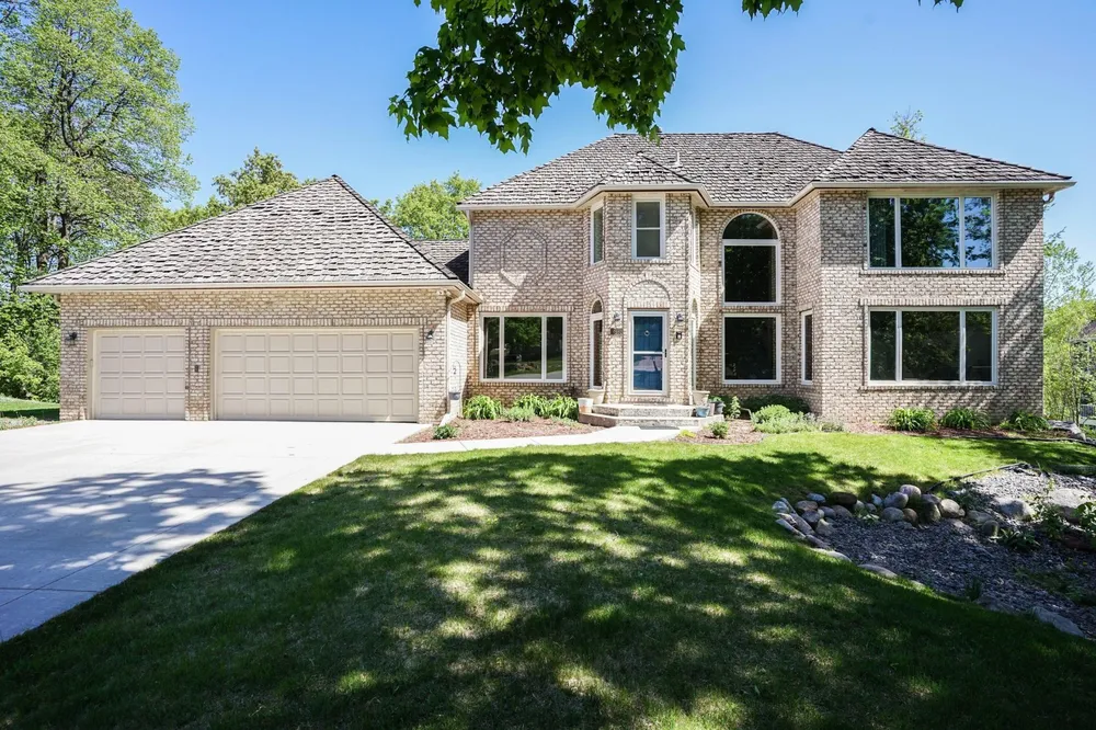 8973 Knoble Ct, Eden Prairie, MN 55347