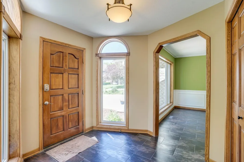 8973 Knoble Ct, Eden Prairie, MN 55347