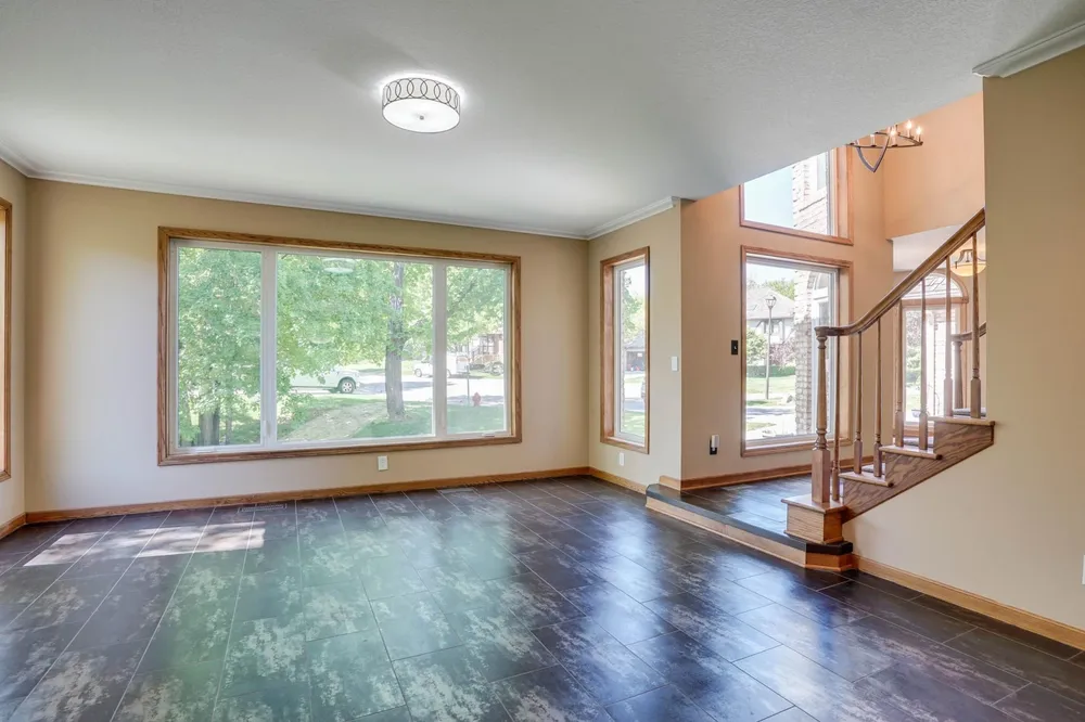 8973 Knoble Ct, Eden Prairie, MN 55347