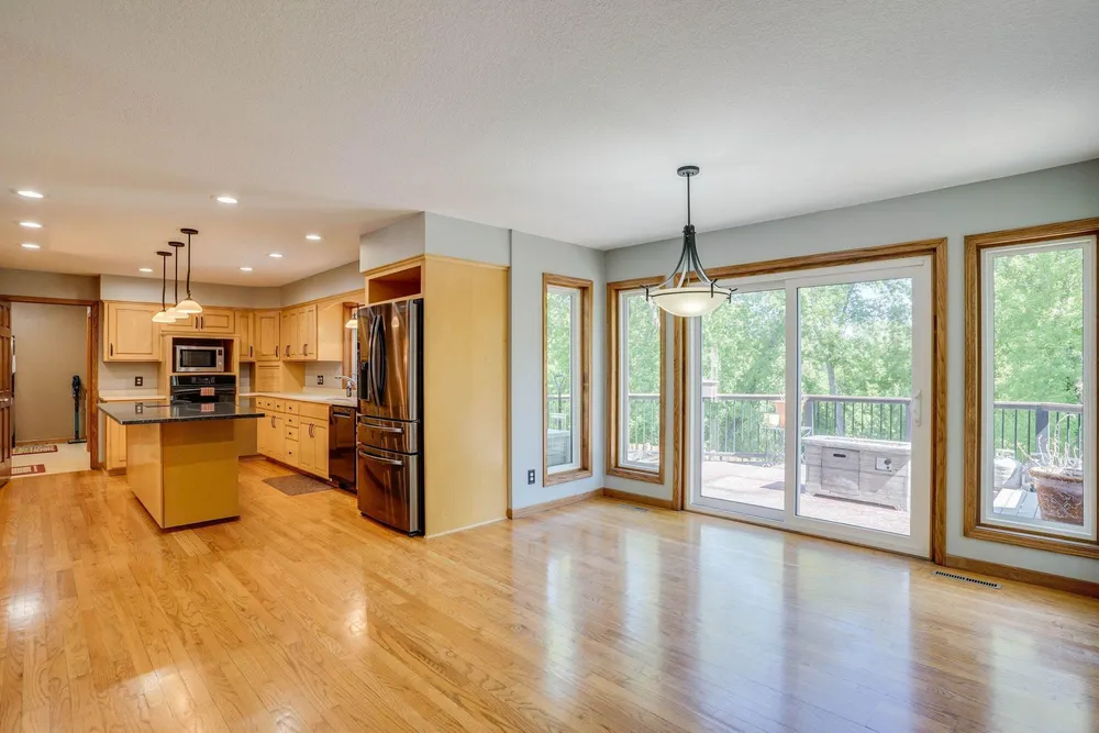 8973 Knoble Ct, Eden Prairie, MN 55347