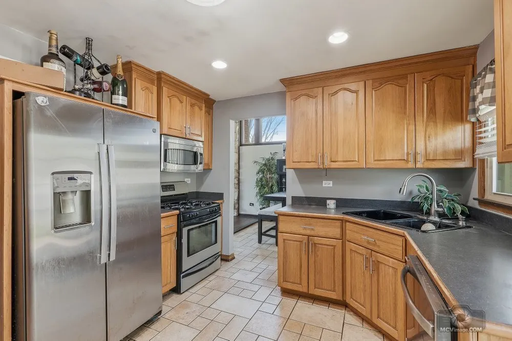 20W260 Meadow Ln, Lemont, IL 60439