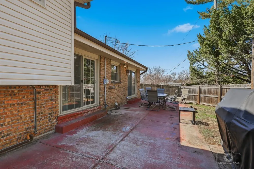 20W260 Meadow Ln, Lemont, IL 60439