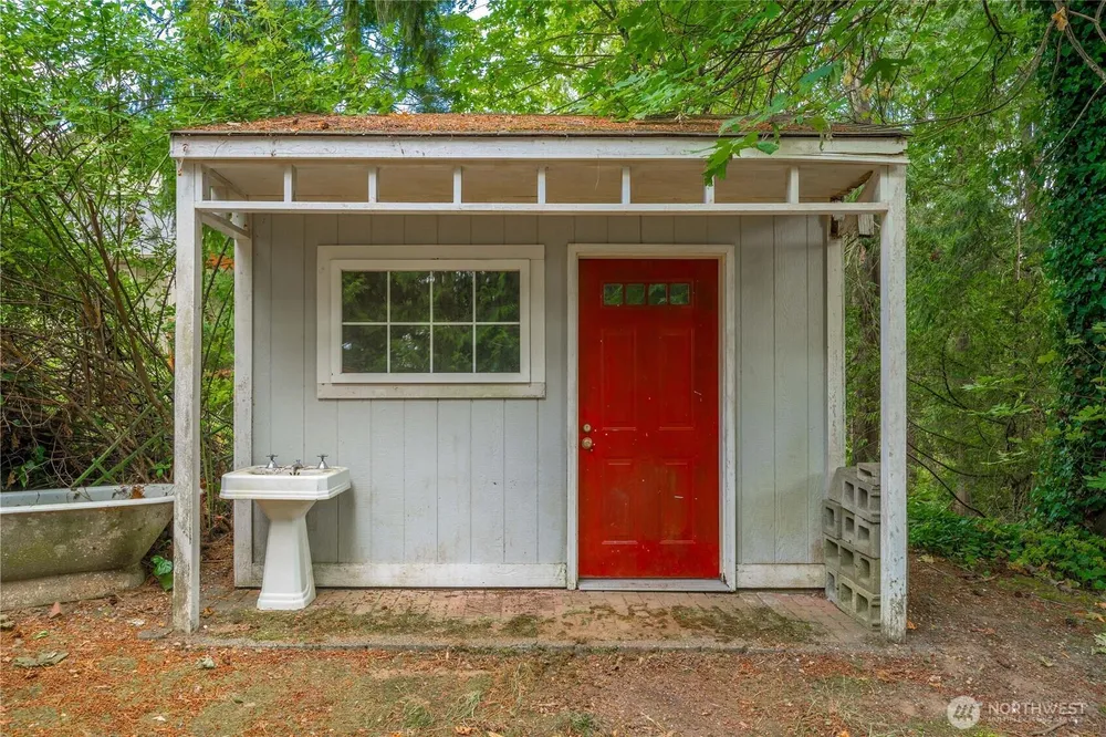 25401 Kanasket Dr, Black Diamond, WA 98010