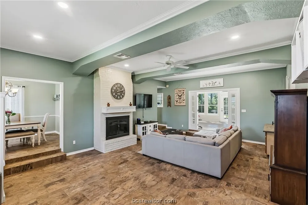 2304 Quail Hollow Dr, Bryan, TX 77802