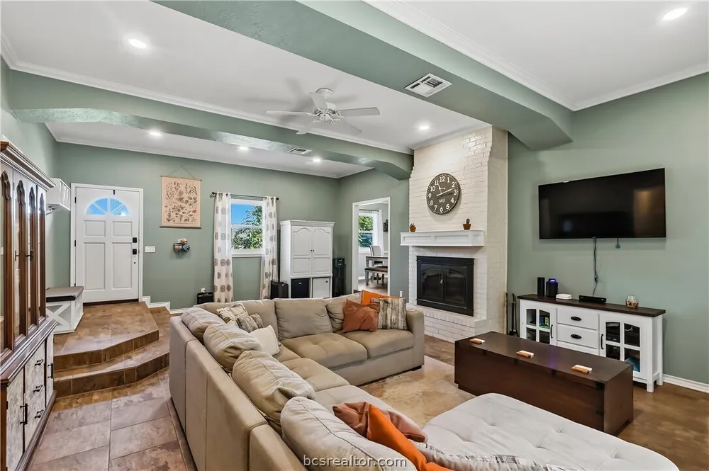 2304 Quail Hollow Dr, Bryan, TX 77802