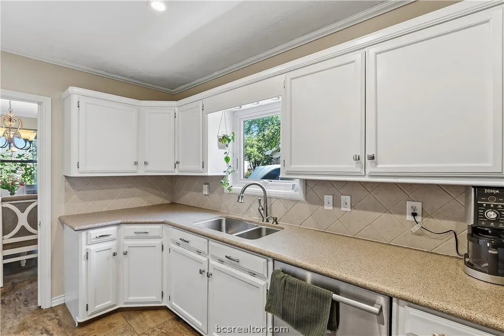 2304 Quail Hollow Dr, Bryan, TX 77802