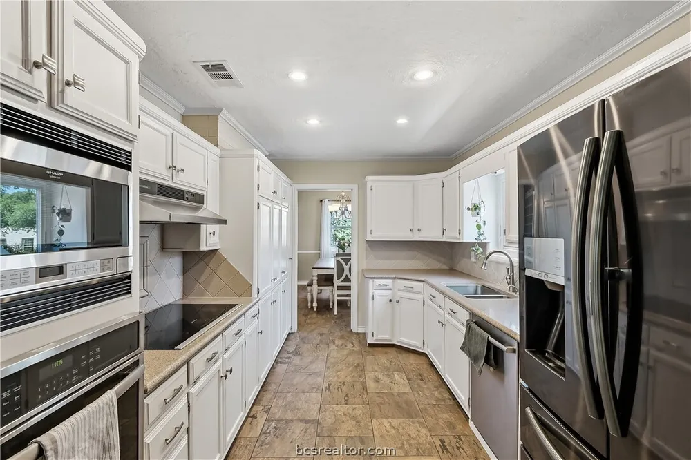 2304 Quail Hollow Dr, Bryan, TX 77802