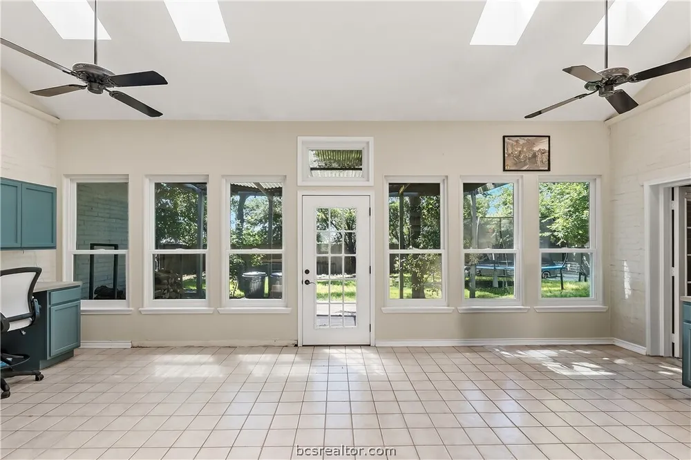 2304 Quail Hollow Dr, Bryan, TX 77802