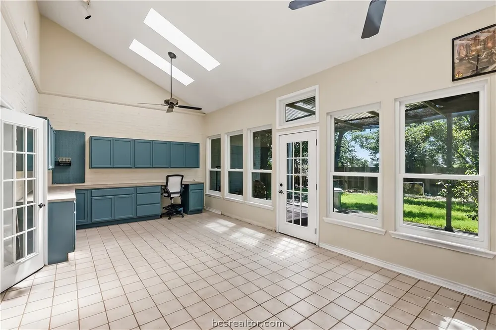 2304 Quail Hollow Dr, Bryan, TX 77802