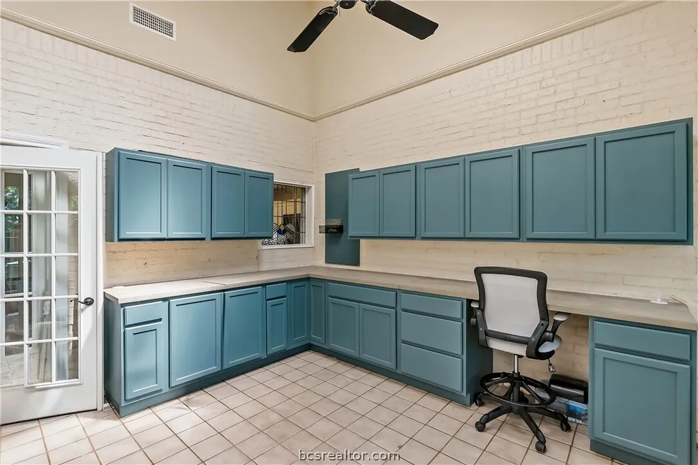 2304 Quail Hollow Dr, Bryan, TX 77802