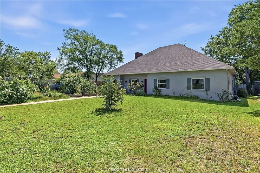 2304 Quail Hollow Dr, Bryan, TX 77802
