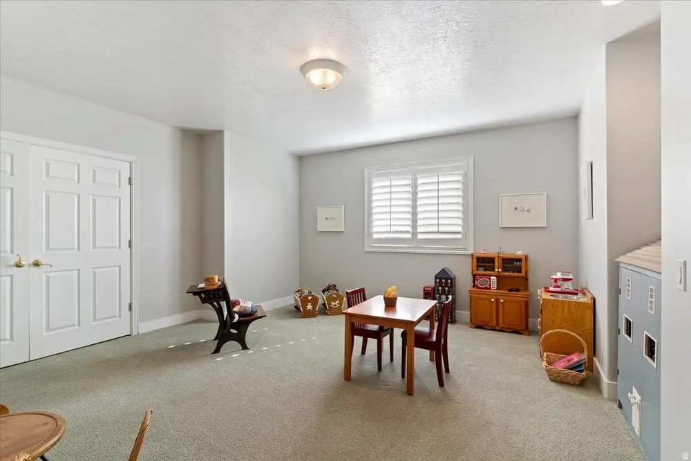 473 N Hampton Ct, Fruit Heights, UT 84037