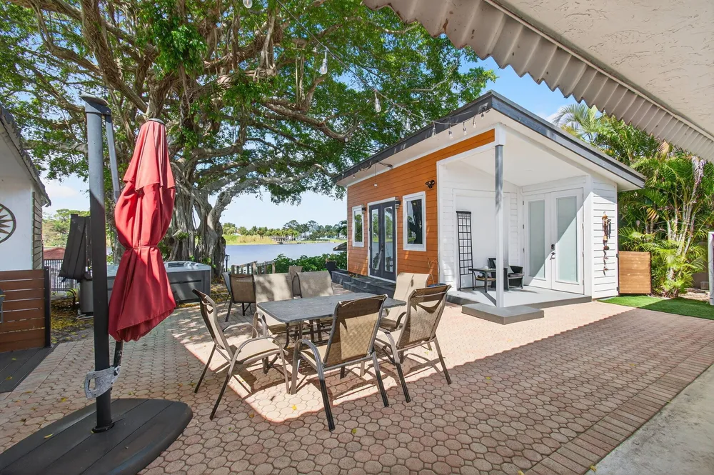 6647 Paul Mar Dr, Lantana, FL 33462