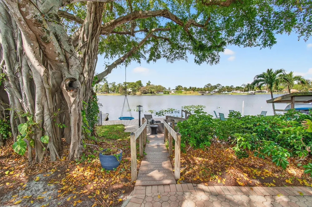 6647 Paul Mar Dr, Lantana, FL 33462