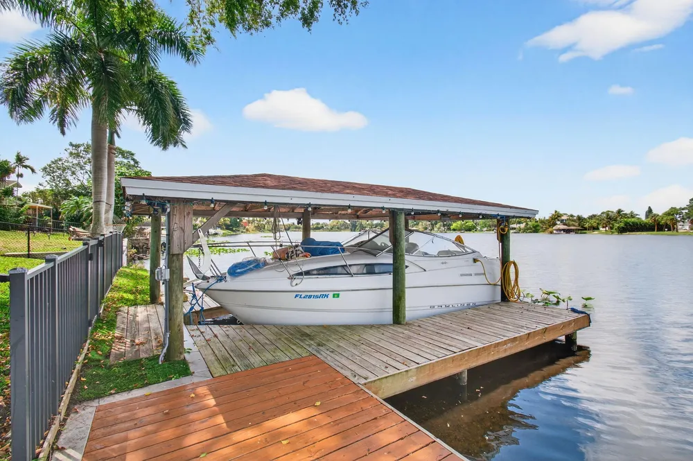 6647 Paul Mar Dr, Lantana, FL 33462