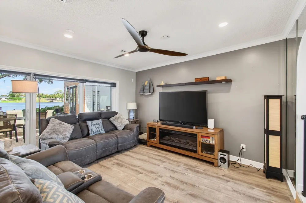6647 Paul Mar Dr, Lantana, FL 33462
