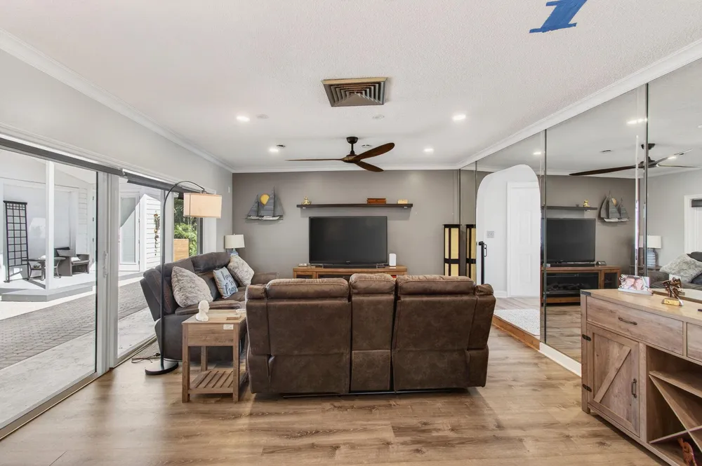 6647 Paul Mar Dr, Lantana, FL 33462