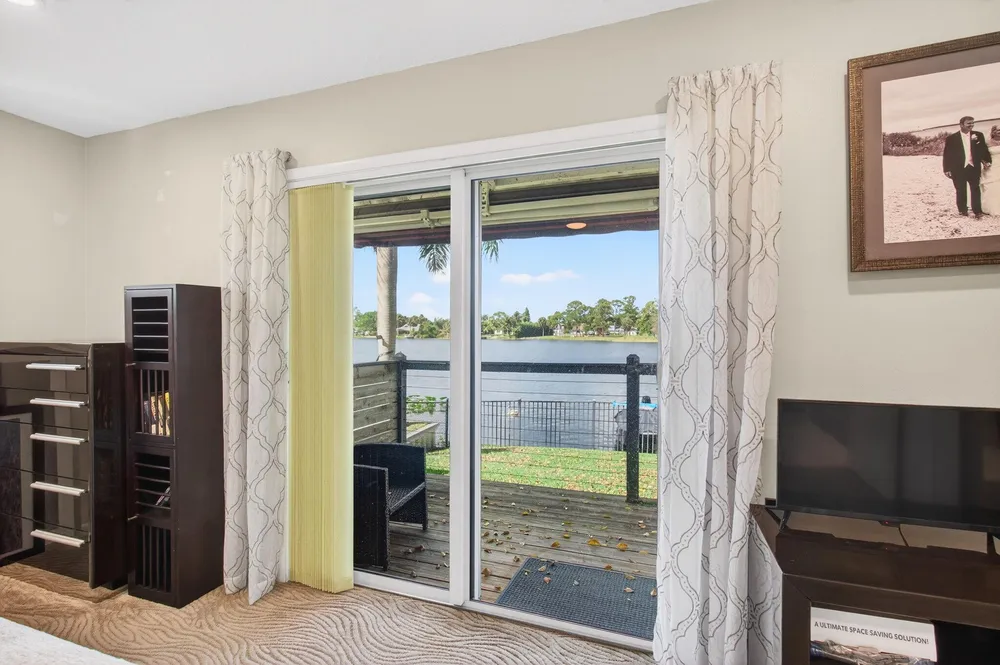 6647 Paul Mar Dr, Lantana, FL 33462