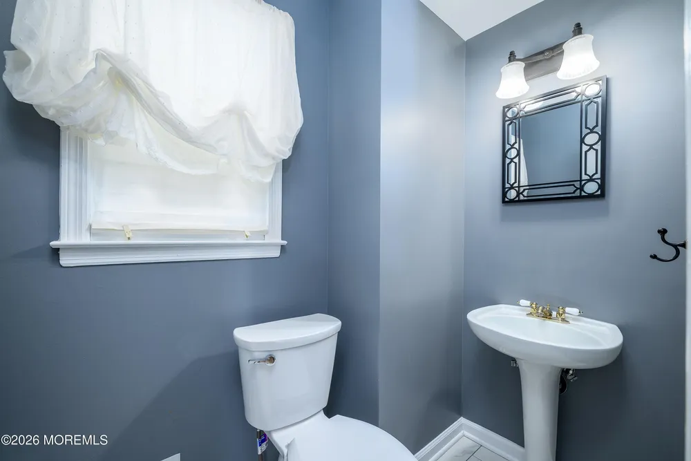 821 Middletown Lincroft Rd, Middletown, NJ 07748